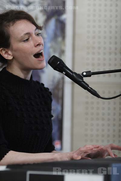 EMILY LOIZEAU - 2006-04-11 - PARIS - FNAC St Lazare - 